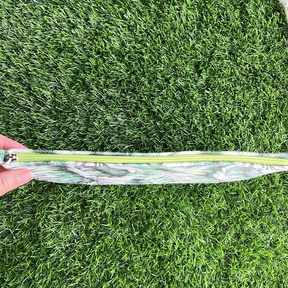 Large Tropical Print Tote Bag with Matching Wristlet - Picture 13 of 14